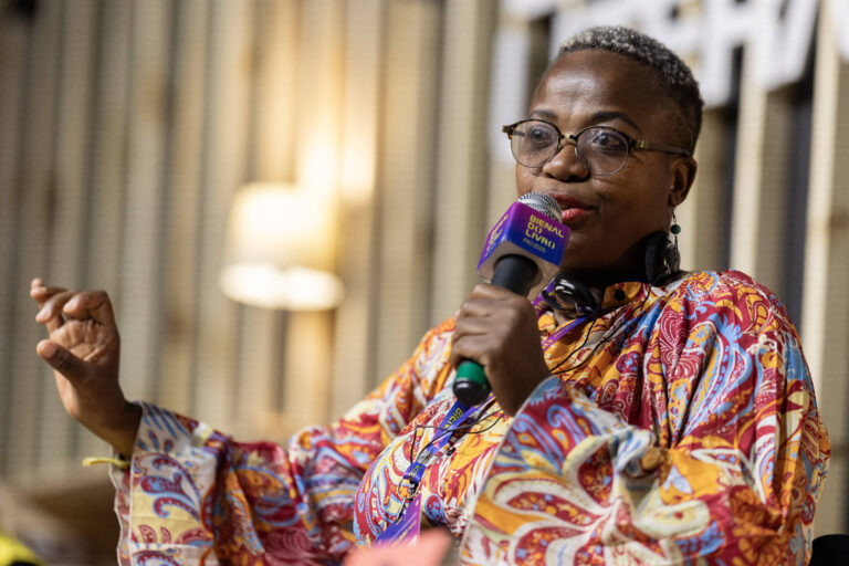 zukiswa-wanner-discute-apartheid-e-decisao-de-integrar-flotilha-para-gaza