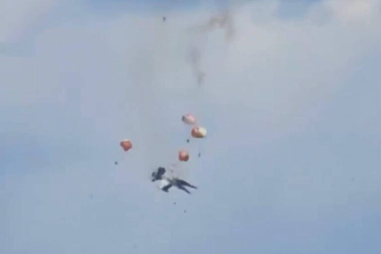 avioes-colidem-e-caem-durante-apresentacao-aerea-nos-eua;-veja-video