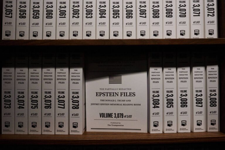 exposicao-em-ny-reune-7-toneladas-de-documentos-sobre-epstein-e-trump