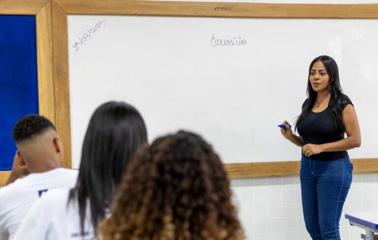comissao-aprova-novo-piso-de-professores-da-educacao-basica-em-r$-5,1-mil-para-2026