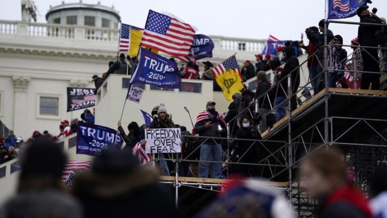 Policiais atacados no Capitólio vão à Justiça contra fundo de Trump policiais-atacados-no-capitolio-vao-a-justica-contra-fundo-de-trump