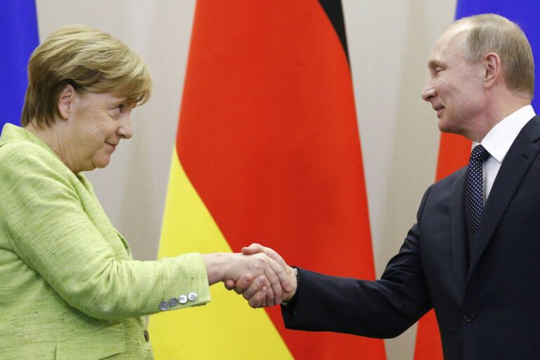 União Europeia avalia enviar Merkel ou Draghi para negociar com Putin uniao-europeia-avalia-enviar-merkel-ou-draghi-para-negociar-com-putin