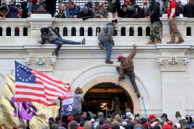Invasores do Capitólio comemoram fundo criado por Trump para indenizá-los invasores-do-capitolio-comemoram-fundo-criado-por-trump-para-indeniza-los