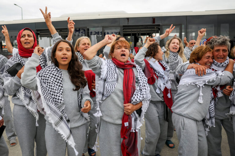 Brasileira detida por Israel em flotilha para Gaza diz ter sido espancada e humilhada brasileira-detida-por-israel-em-flotilha-para-gaza-diz-ter-sido-espancada-e-humilhada