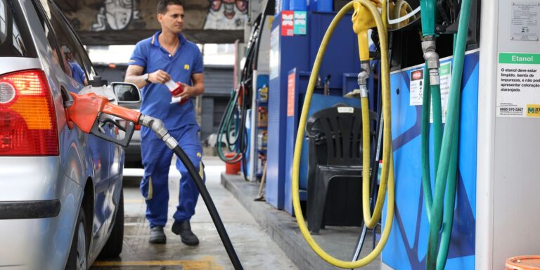 Governo fixa subvenção à gasolina em R$ 0,44 por litro governo-fixa-subvencao-a-gasolina-em-r$-0,44-por-litro