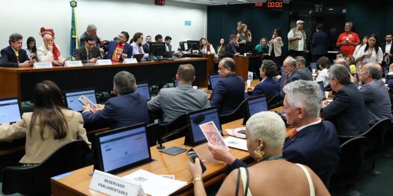 oposicao-critica-pec-do-fim-da-escala-61-durante-votacao-na-comissao