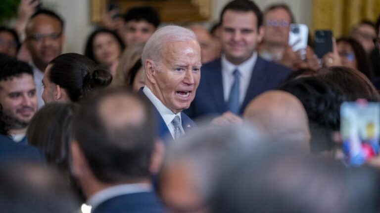 esposa-diz-que-achou-que-biden-estava-tendo-um-avc-no-debate-com-trump-em-2024