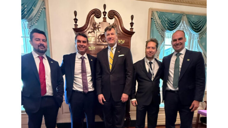 flavio-bolsonaro-se-reune-com-membros-do-governo-trump-nos-eua