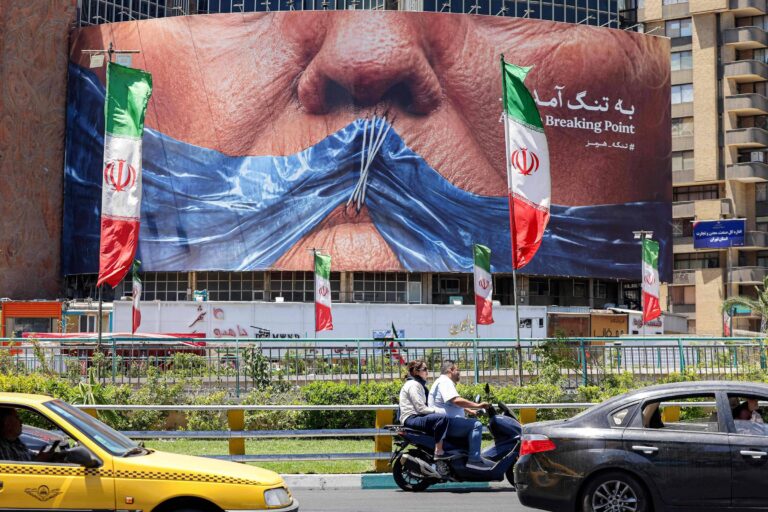 eua-voltam-a-atacar-alvos-militares-no-ira,-que-revida-em-base-aerea-no-kuwait