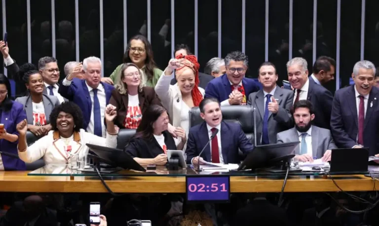 Câmara aprova, em dois turnos, PEC pelo fim da escala 61 camara-aprova,-em-dois-turnos,-pec-pelo-fim-da-escala-61