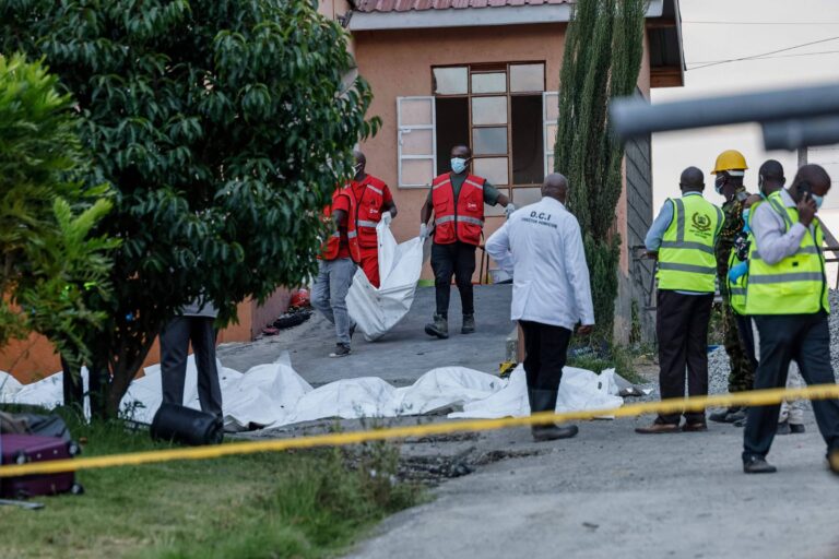 Polícia apreende 8 estudantes suspeitas de incêndio que matou 16 em escola no Quênia policia-apreende-8-estudantes-suspeitas-de-incendio-que-matou-16-em-escola-no-quenia