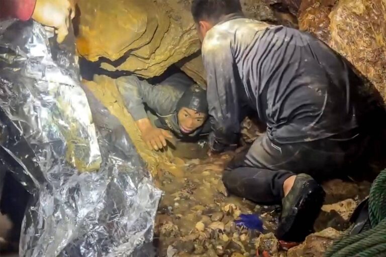 Mergulhadores resgatam mais 4 homens presos em caverna inundada no Laos mergulhadores-resgatam-mais-4-homens-presos-em-caverna-inundada-no-laos