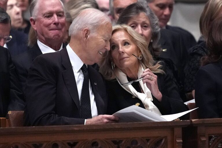 Esposa de Biden conta que temeu que ele tivesse derrame em debate nas eleições de 2024 esposa-de-biden-conta-que-temeu-que-ele-tivesse-derrame-em-debate-nas-eleicoes-de-2024