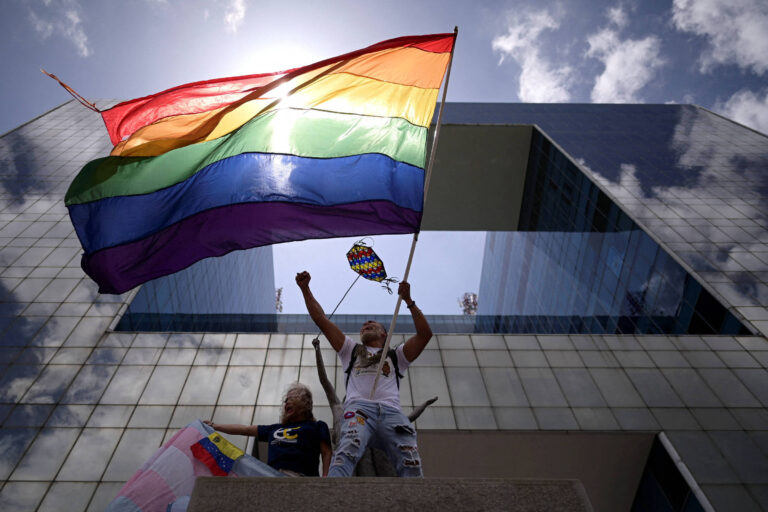 Venezuela investigará operação policial contra homens em bar LGBTQIA+ venezuela-investigara-operacao-policial-contra-homens-em-bar-lgbtqia+