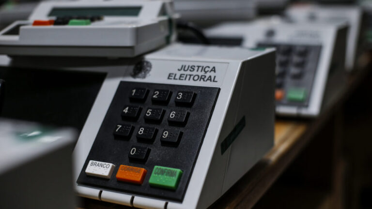 the-economist-ve-perda-de-confianca-em-urnas-brasileiras-e-chama-tse-de-todo-poderoso