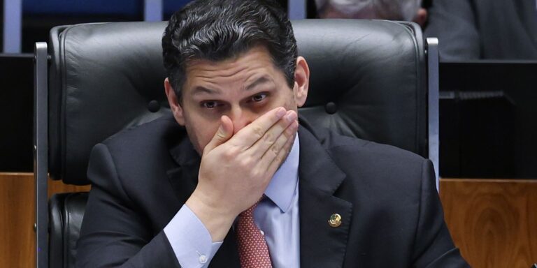 alcolumbre-mantem-silencio-sobre-61-e-oposicao-tenta-preservar-escala