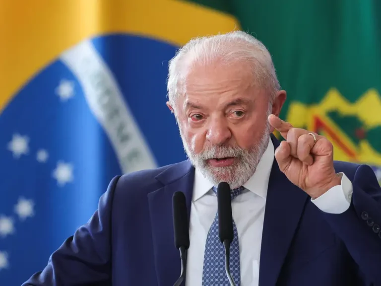 tariflavio:-estao-tentando-trair-o-brasil-com-interesses-mesquinhos,-afirma-lula