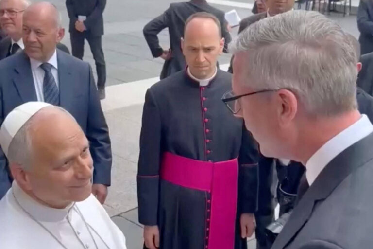 tesoureiro-de-illinois-vai-ao-vaticano-para-devolver-us$-8,65-ao-papa-leao-14