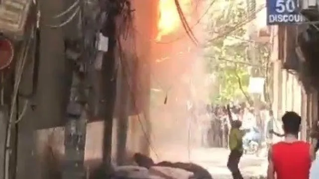 Incêndio Em Restaurante Em Nova Deli Deixa 20 Mortos E 40 Feridos incendio-em-restaurante-em-nova-deli-deixa-20-mortos-e-40-feridos