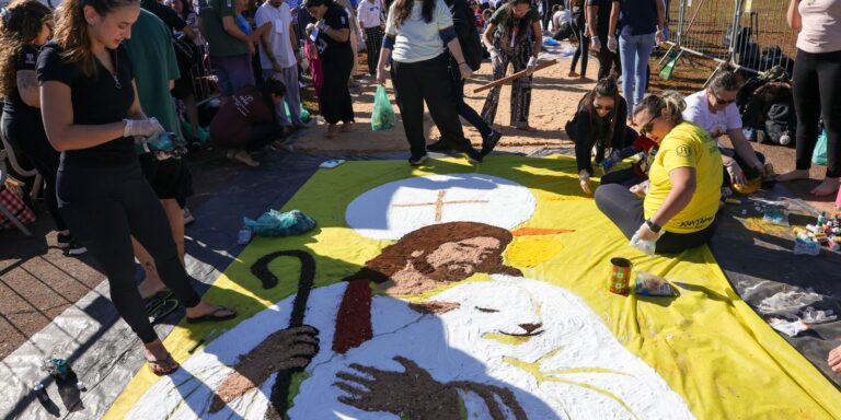 jovens-no-df-se-unem-por-tapetes-de-corpus-christie-jejum-de-telas