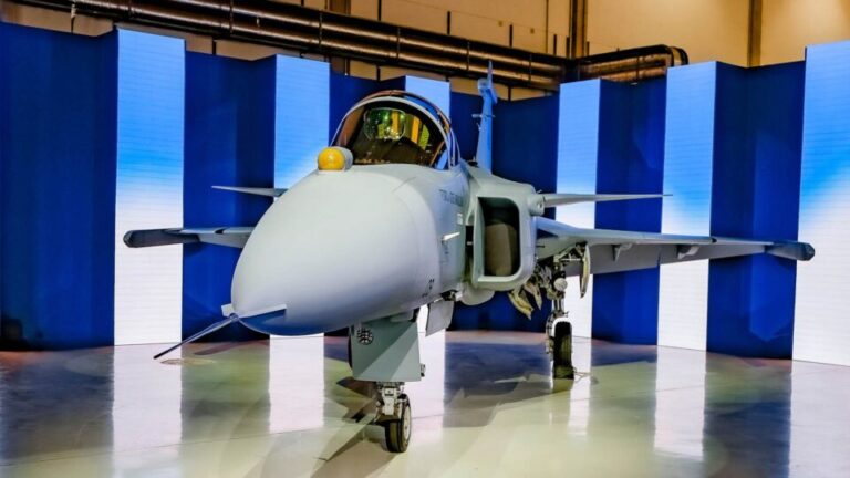 brasil-anuncia-intencao-de-comprar-mais-20-cacas-gripen
