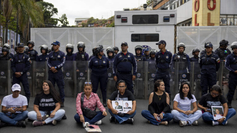 Agentes de inteligência da Venezuela tentam prender repórteres em Caracas agentes-de-inteligencia-da-venezuela-tentam-prender-reporteres-em-caracas