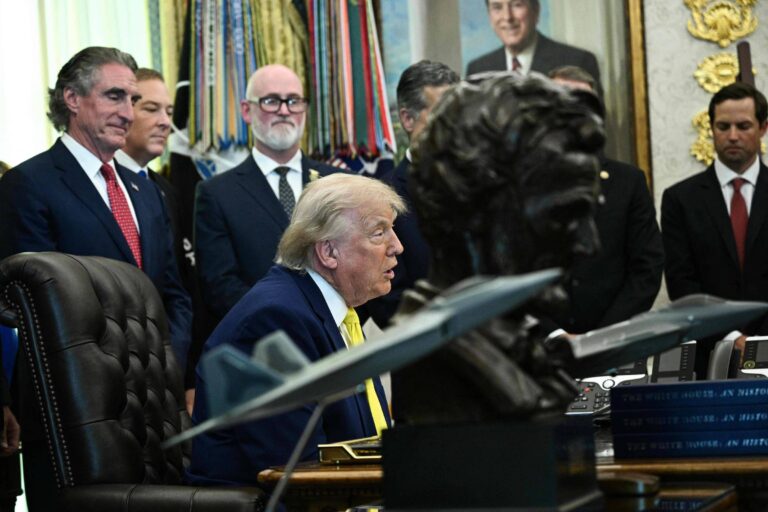 trump-transforma-casa-branca-em-palco-de-culto-a-propria-personalidade