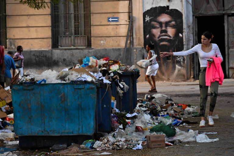 Montanhas de lixo tomam ruas de Havana e expõem crise em Cuba montanhas-de-lixo-tomam-ruas-de-havana-e-expoem-crise-em-cuba