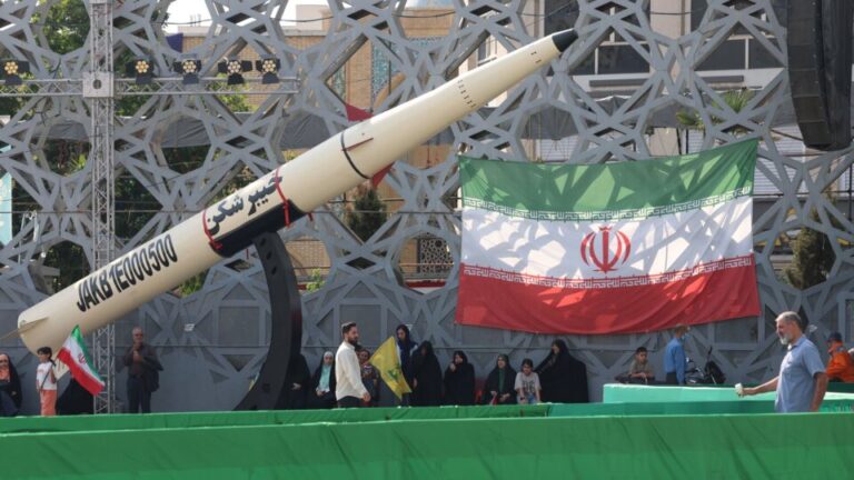 Irã ataca bases dos EUA no Kuwait e no Bahrein ira-ataca-bases-dos-eua-no-kuwait-e-no-bahrein