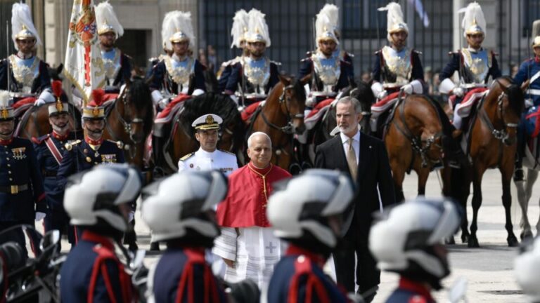 130-mil-pessoas-acompanham-leao-xiv-em-deslocamento-de-papamovel-por-madri