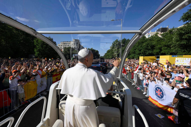 Papa diz que Deus está ao lado dos pobres em missa com 1,2 milhão em Madri papa-diz-que-deus-esta-ao-lado-dos-pobres-em-missa-com-1,2-milhao-em-madri