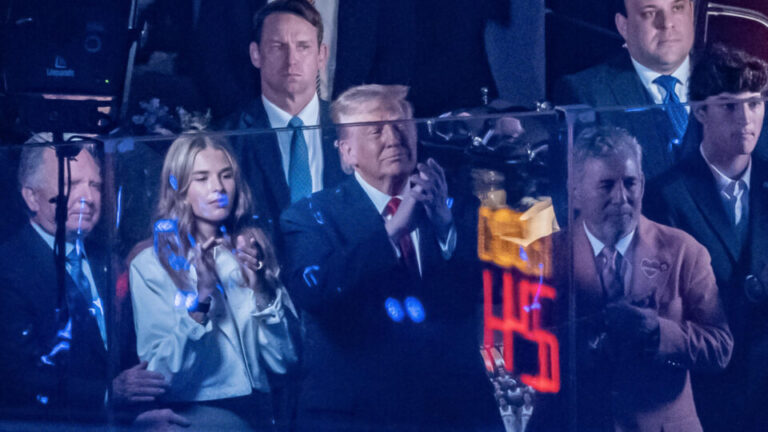 Trump é vaiado na final da NBA e é defendido pelo comissário da liga: É torcedor dos Knicks trump-e-vaiado-na-final-da-nba-e-e-defendido-pelo-comissario-da-liga:-e-torcedor-dos-knicks