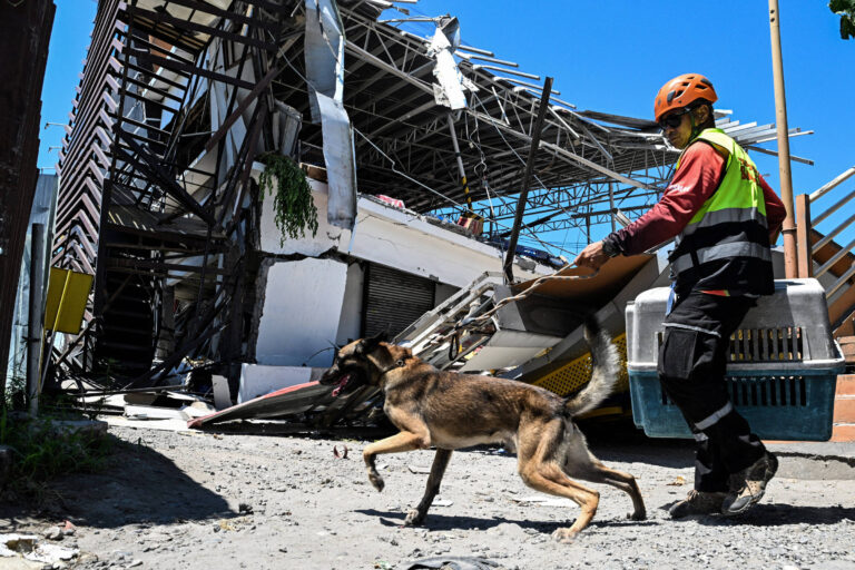 mortos-por-terremoto-nas-filipinas-chegam-a-37;-equipes-correm-para-resgatar-presos-nos-escombros