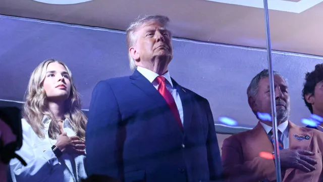 Trump é Vaiado Em Jogo Da Final Da NBA Em Nova York Durante Hino Nacional trump-e-vaiado-em-jogo-da-final-da-nba-em-nova-york-durante-hino-nacional