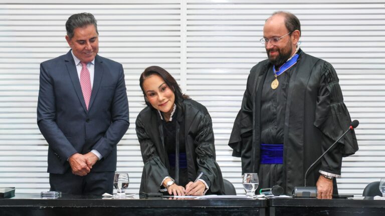 Juíza Patrícia Didier toma posse como Desembargadora Eleitoral do TRE-BA juiza-patricia-didier-toma-posse-como-desembargadora-eleitoral-do-tre-ba