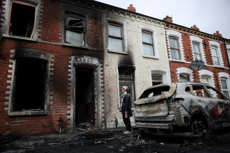 starmer-condena-ato-anti-imigracao-que-incendiou-casas-e-carros-apos-ataque-com-faca-em-belfast