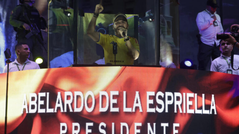 candidato-da-direita-desafia-justica-e-leva-multidao-as-ruas-com-bandeiras-da-colombia