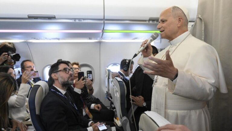 pilota-de-aviao-que-levou-o-papa-revela-conversa-emocionante-na-cabine