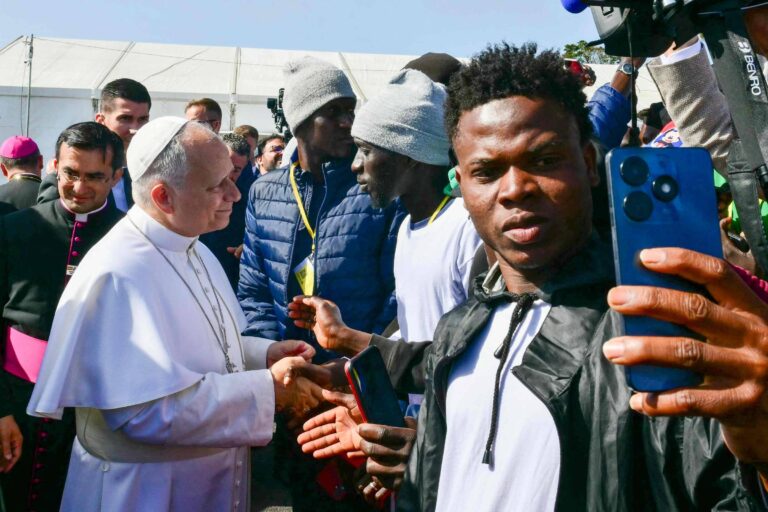 papa-leao-14-diz-que-historia-condenara-lideres-que-ignoram-mortes-de-migrantes