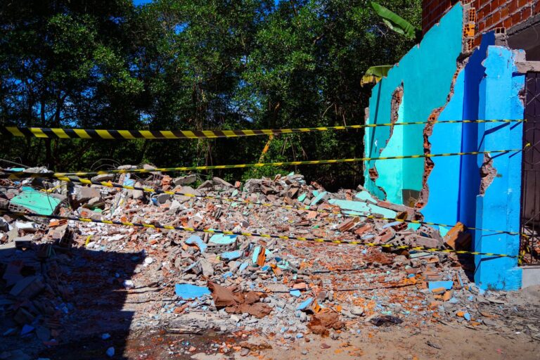 prefeitura-de-valenca-executa-demolicao-preventiva-em-area-de-manguezal-no-guaibim