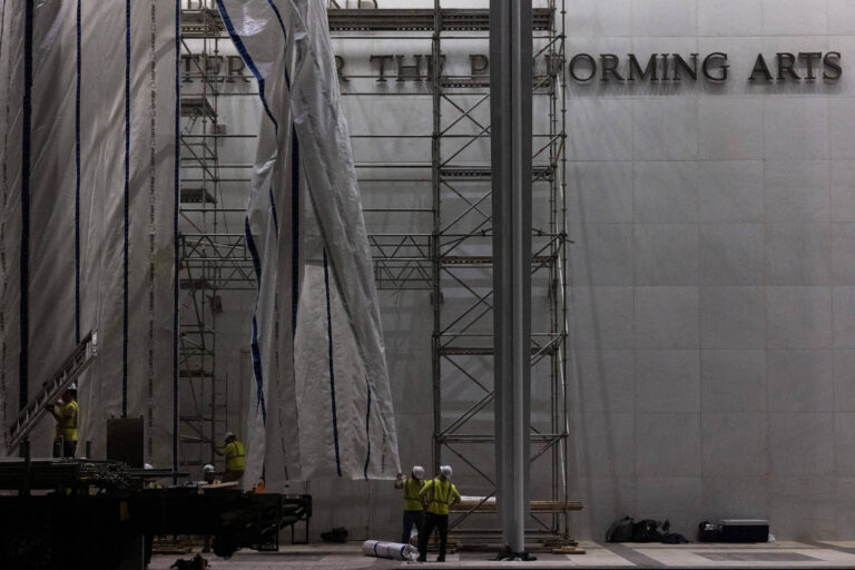 Nome de Trump é retirado da fachada do Kennedy Center após determinação da Justiça nome-de-trump-e-retirado-da-fachada-do-kennedy-center-apos-determinacao-da-justica