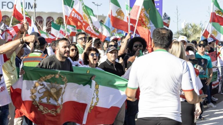 Manifestantes exibem bandeira proibida pela Fifa durante protesto contra o regime do Irã na Copa manifestantes-exibem-bandeira-proibida-pela-fifa-durante-protesto-contra-o-regime-do-ira-na-copa