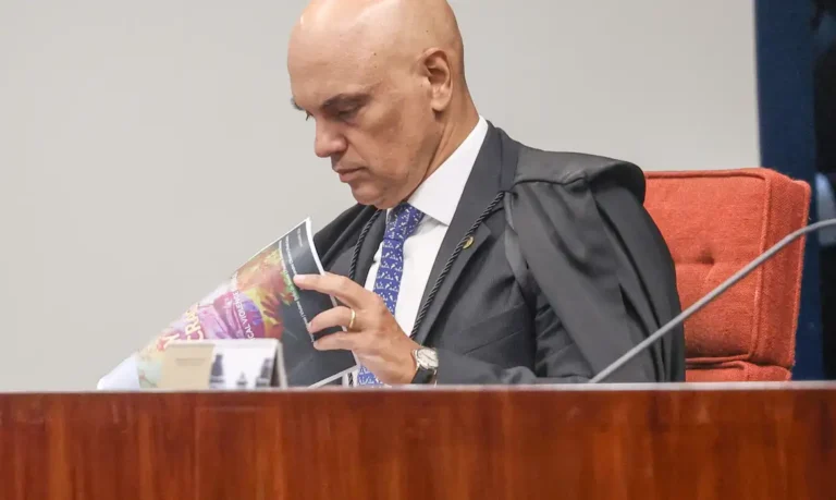 Moraes dá 24 horas para Bolsonaro explicar arma apreendida em blitz moraes-da-24-horas-para-bolsonaro-explicar-arma-apreendida-em-blitz