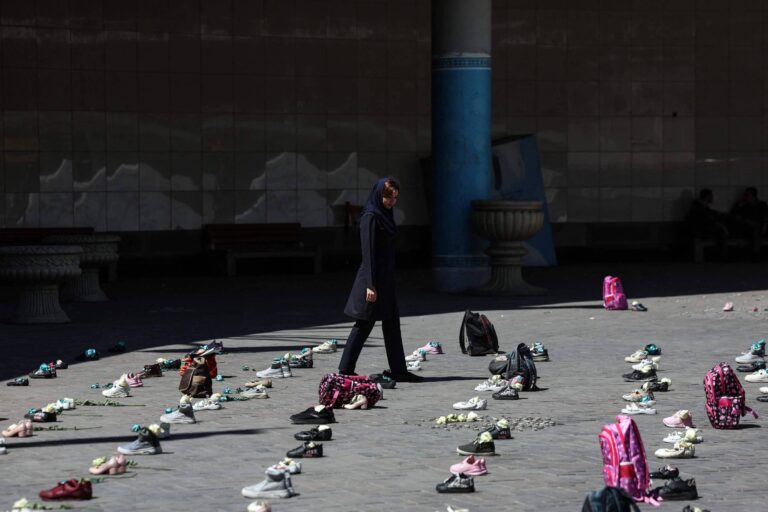 eua-seguem-sem-assumir-responsabilidade-apos-100-dias-de-ataque-a-escola-que-matou-175-no-ira