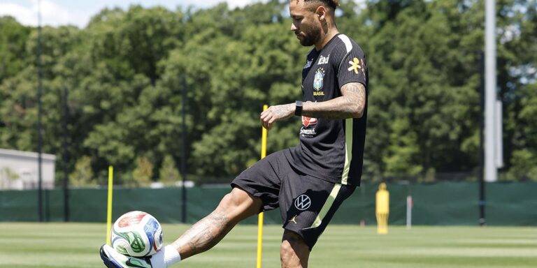 Neymar volta a treinar com a seleção a 2 dias do jogo contra o Haiti neymar-volta-a-treinar-com-a-selecao-a-2-dias-do-jogo-contra-o-haiti