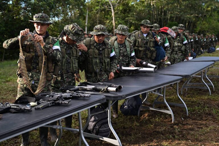 cem-guerrilheiros-entregam-armas-em-acordo-com-petro-na-colombia