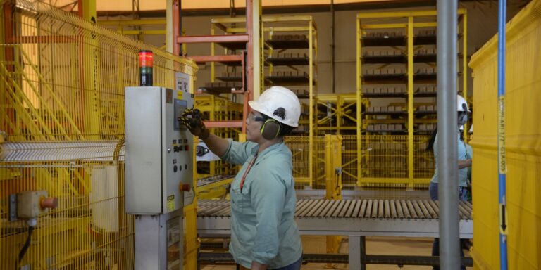 industrias-empregaram-8,7-milhoes-de-pessoas-em-2024