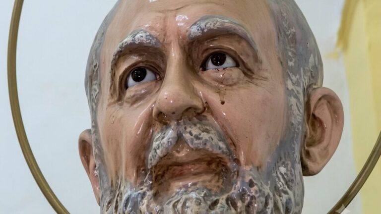 misterio:-lagrima-de-sangue-em-estatua-intriga-autoridades-da-igreja