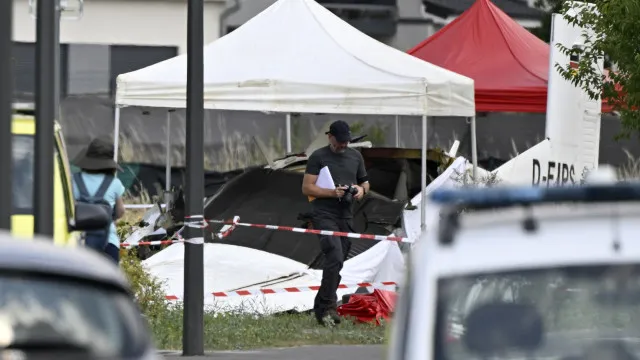 Queda De Avião No Nordeste Da França Mata 11 Pessoas queda-de-aviao-no-nordeste-da-franca-mata-11-pessoas