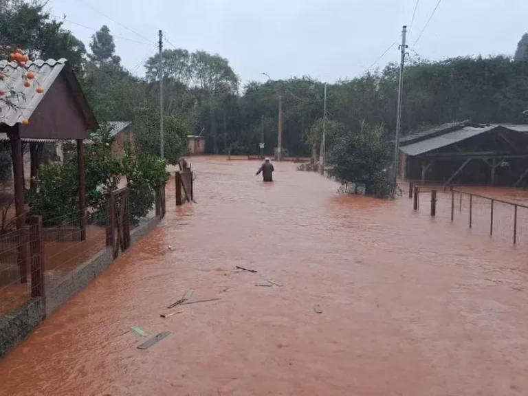 chuva-volumosa-desaloja-mais-de-200-pessoas-e-derruba-pontes-no-noroeste-gaucho